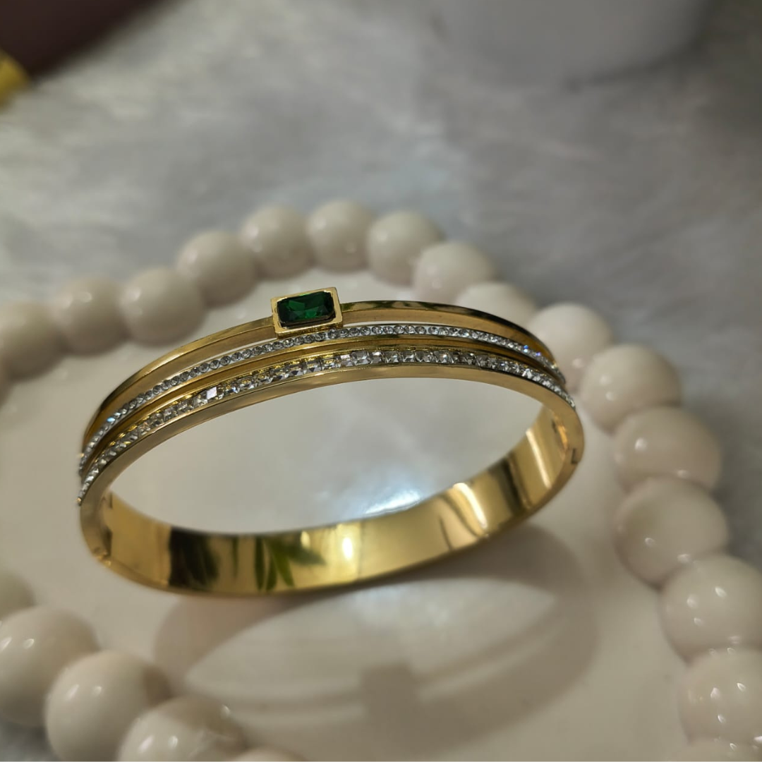 Emerald-Studded Regular-Size High-Quality Bracelet – 18K Gold Plated, Anti-Tarnish