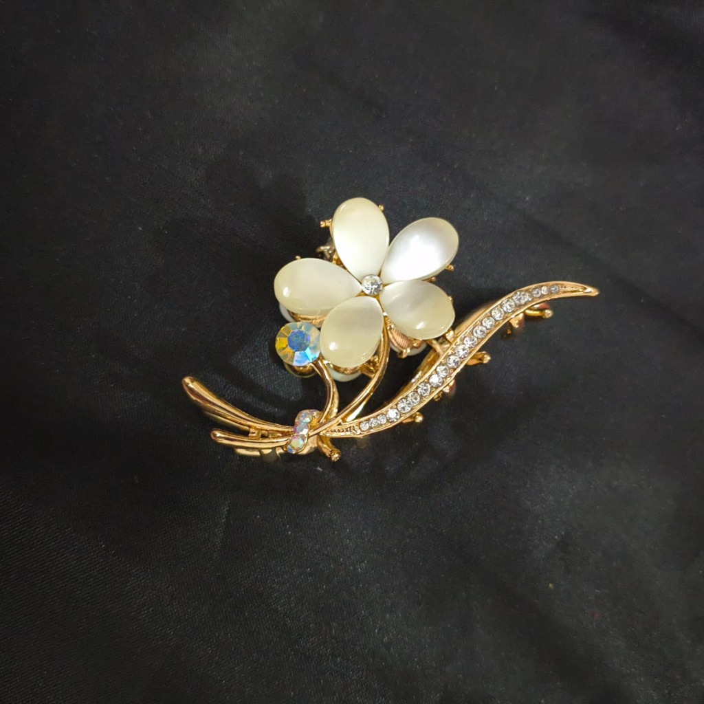 Metal flower Clutcher