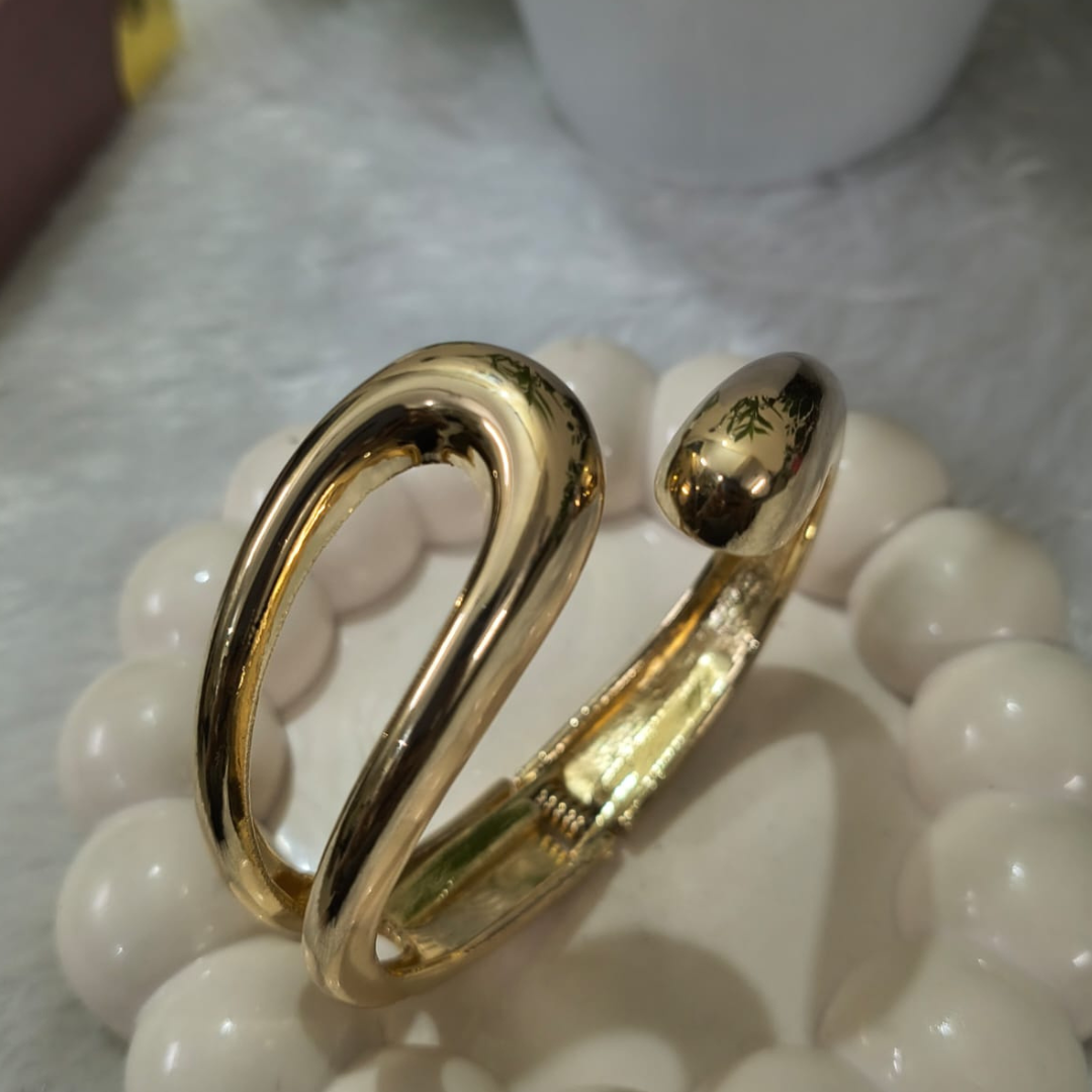 Hand-Cuff Style Bracelet – Regular Size, 18K Gold Plated, Anti-Tarnish