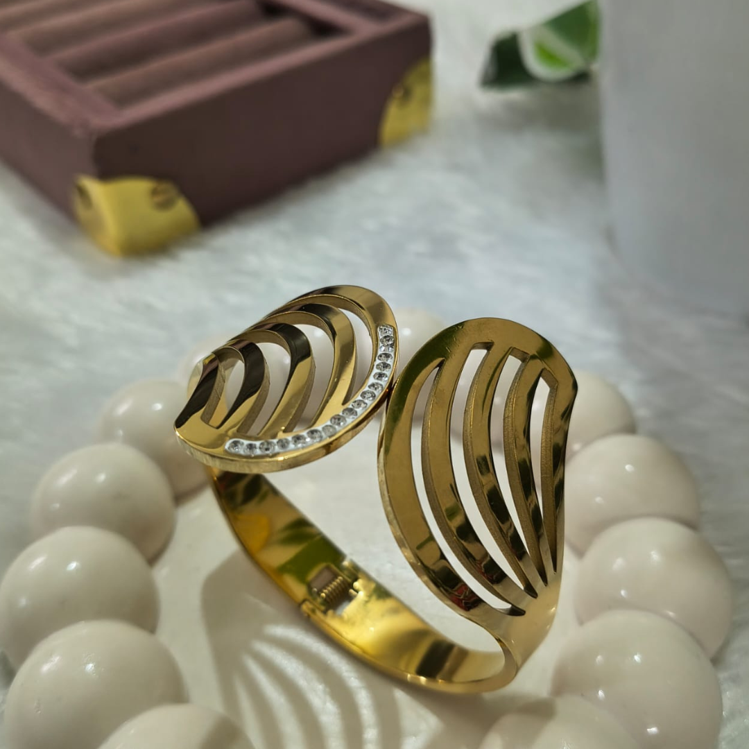 Premium Cuff-Style Regular-Size Bracelet – 18K Gold Plated, Anti-Tarnish